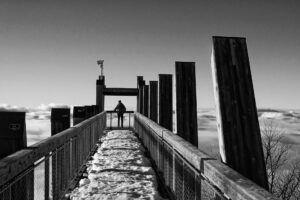 Photo en noir et blanc montrant une passerelle située au belvédère du Revard